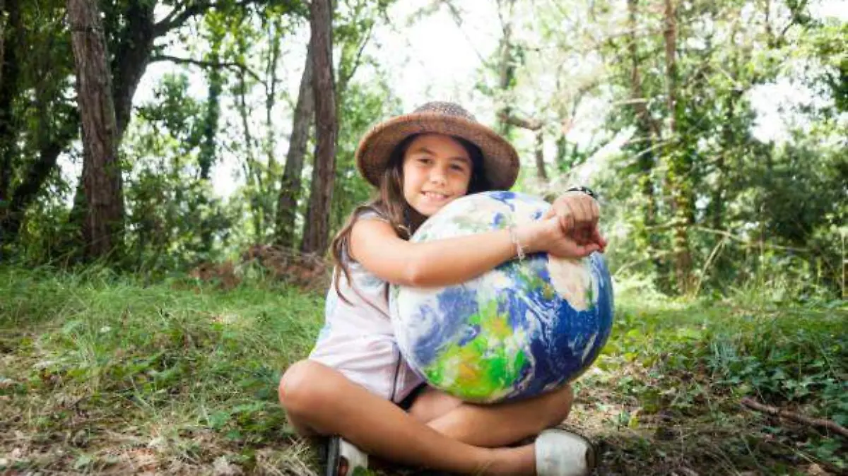 NIÑA ABRAZANDO UN PLANETA